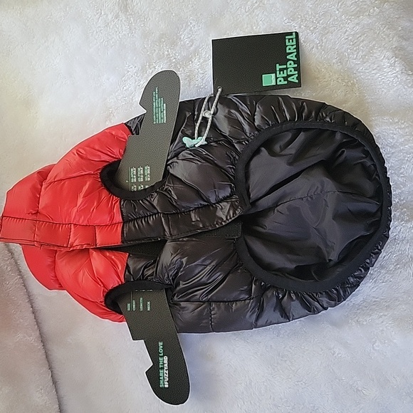 Size 3 black/red puffer dog coat with velcro fasteners and zipper back closure - Picture 3 of 7